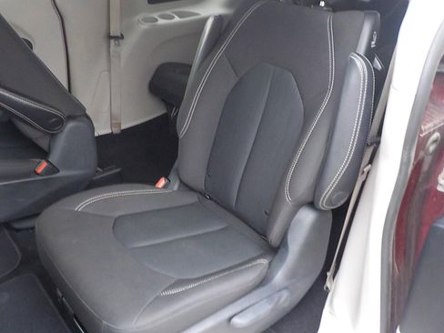 Used 2020 Chrysler Voyager LX image 12