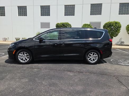 Used 2023 Chrysler Pacifica Touring-L FWD image 5