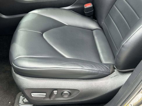 Used 2024 Toyota Highlander XLE AWD/4WD image 19