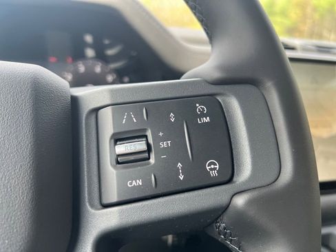 New 2025 Land Rover Defender 110 X-Dynamic SE image 13