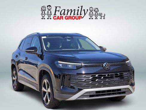 Used 2025 Volkswagen Tiguan SE AWD/4WD image 2