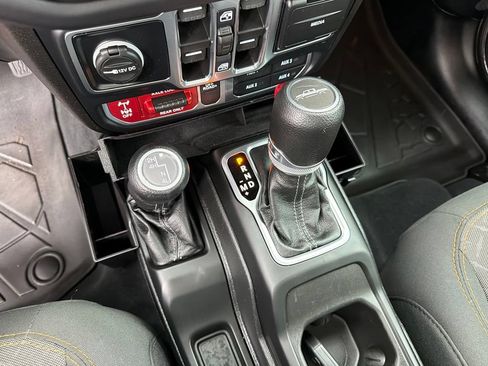 Used 2025 Jeep Gladiator Mojave w/ Convenience Group AWD/4WD image 23