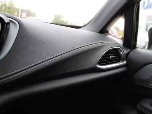 Used 2025 Chrysler Pacifica Limited image 24