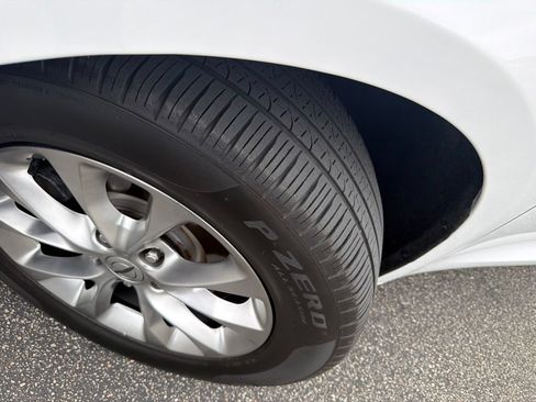 Used 2024 Chrysler Pacifica Touring-L AWD/4WD image 9