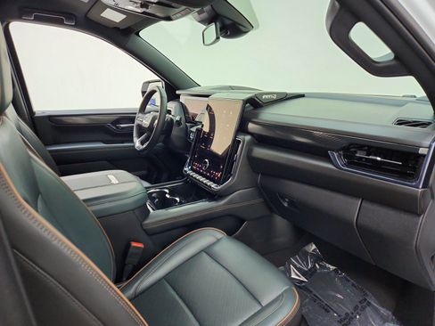 Used 2025 GMC Yukon XL AT4 AWD/4WD image 28