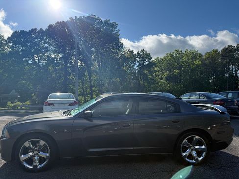 Used 2014 Dodge Charger SXT RWD image 4