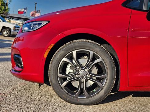 New 2026 Chrysler Pacifica Select image 5