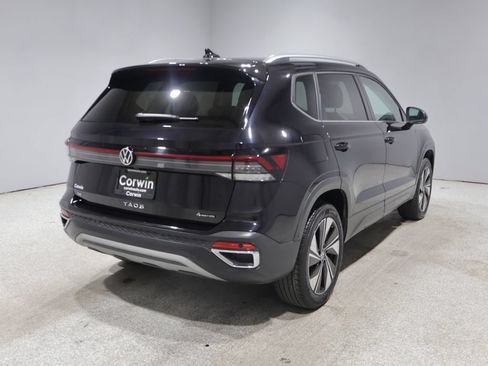 Used 2025 Volkswagen Taos SE AWD/4WD image 2
