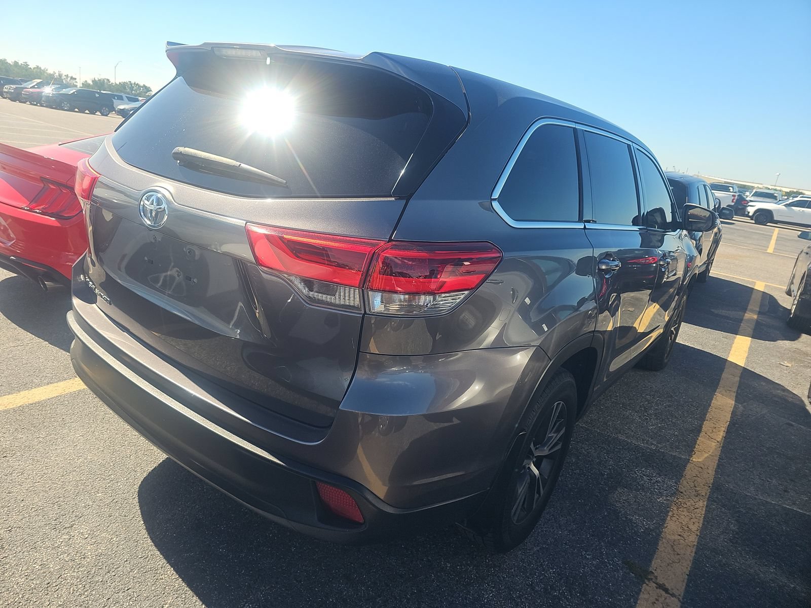 Used 2019 Toyota Highlander LE FWD image 6
