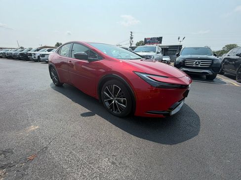 Used 2024 Toyota Prius XLE FWD image 1