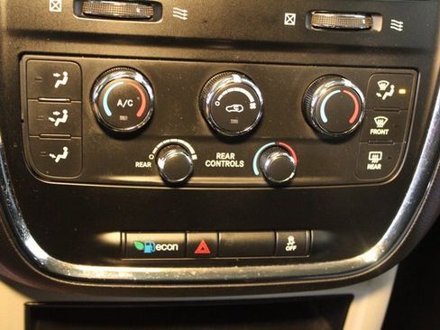 Used 2018 Dodge Grand Caravan SE w/ UConnect Hands-Free Group image 23