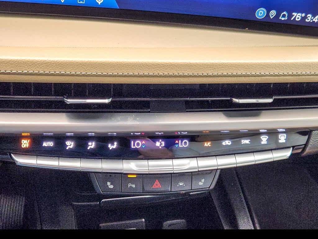 Used 2024 Cadillac XT4 Luxury w/ Cold Weather Package AWD/4WD image 17