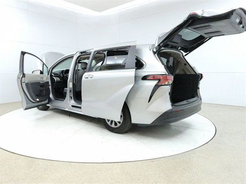 Used 2022 Toyota Sienna XLE image 11