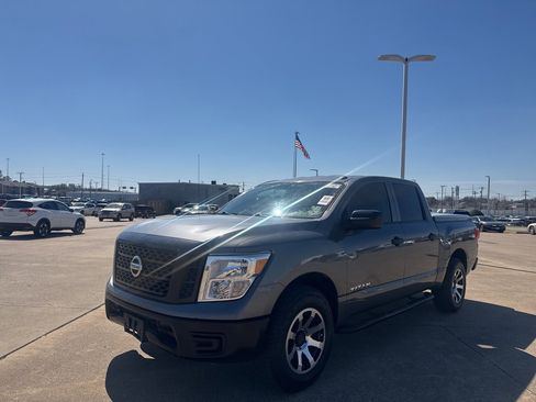 Used 2019 Nissan Titan S image 8