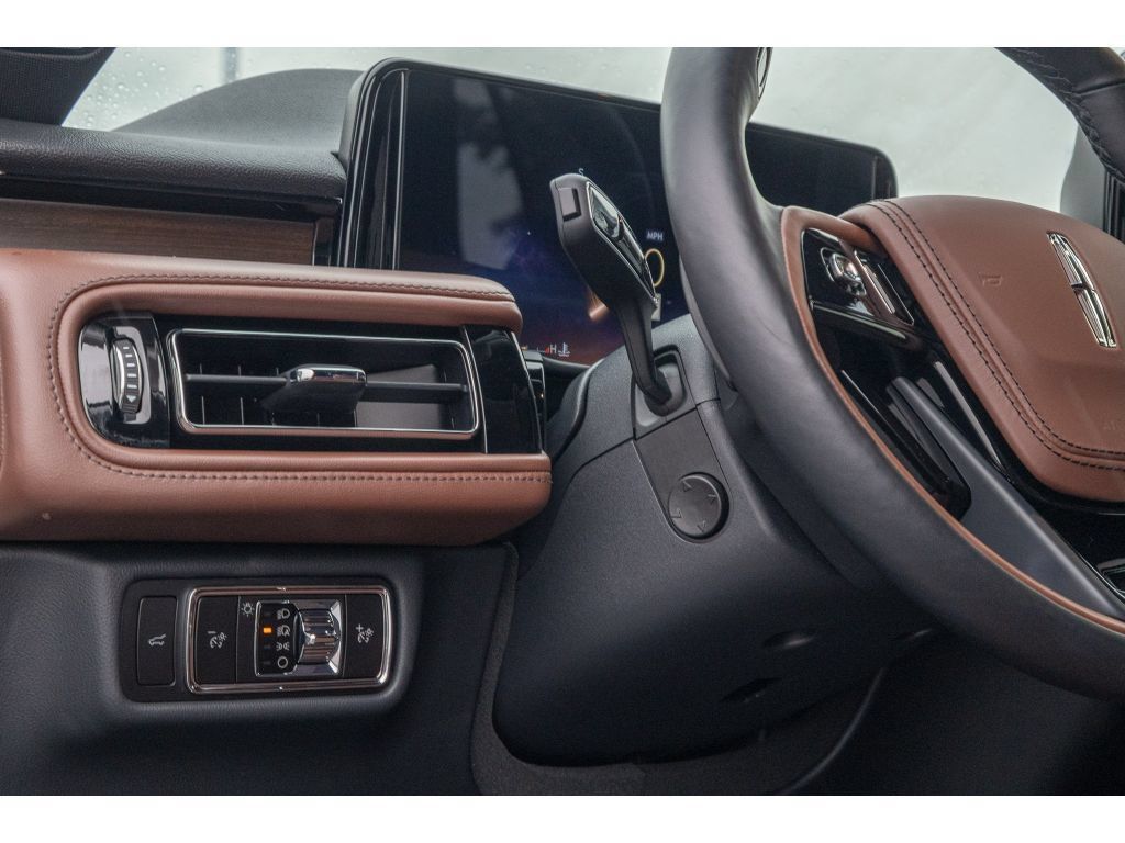 Used 2025 Lincoln Aviator Reserve w/ Equipment Group 201A AWD/4WD image 21