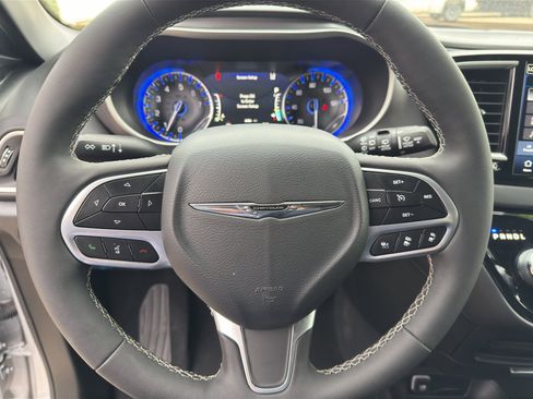 Used 2026 Chrysler Pacifica Select image 17