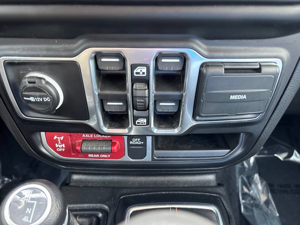 Used 2023 Jeep Gladiator Mojave w/ Cold Weather Group AWD/4WD image 39