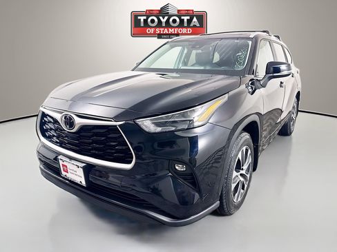 Used 2023 Toyota Highlander XLE AWD/4WD image 3