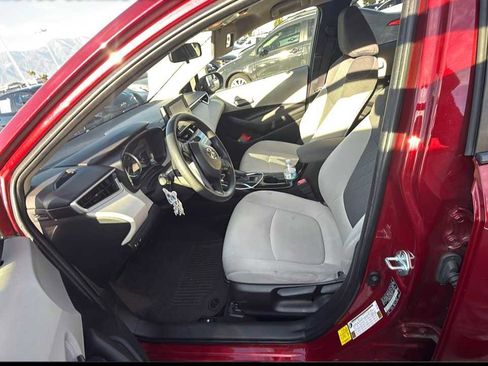 Used 2022 Toyota Corolla LE image 3