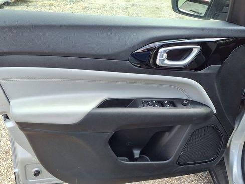 Used 2025 Jeep Compass Limited image 17