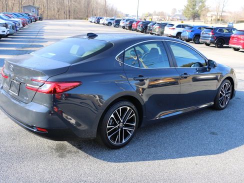 Used 2025 Toyota Camry XLE image 8