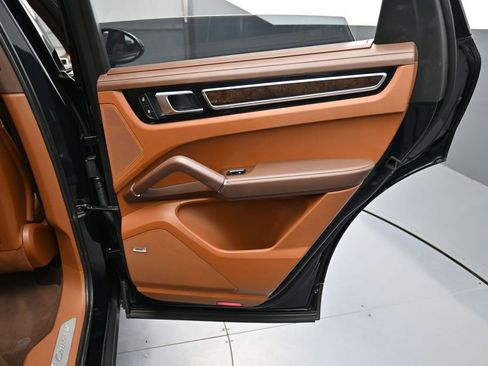 Certified 2023 Porsche Cayenne Platinum Edition AWD/4WD image 26
