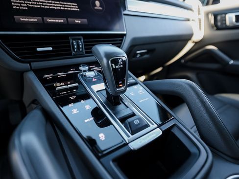 Certified 2023 Porsche Cayenne Platinum Edition image 20