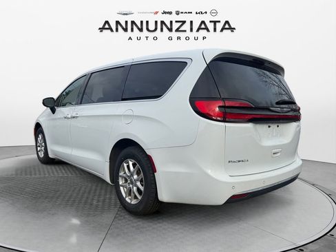 Certified 2023 Chrysler Pacifica Touring-L image 3