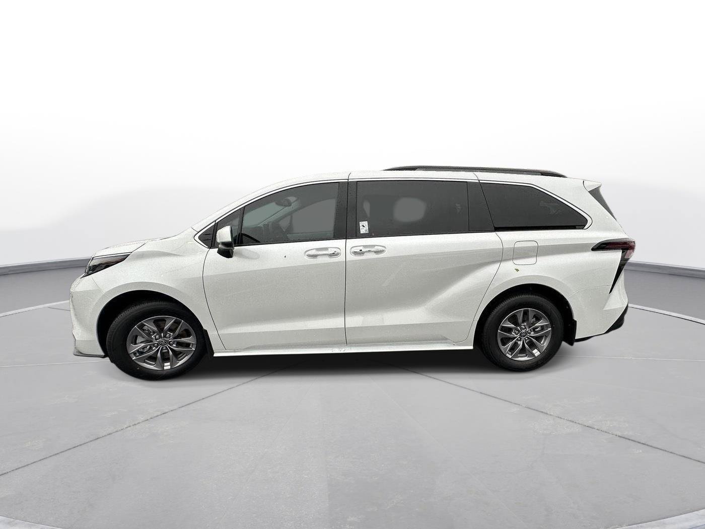 Used 2026 Toyota Sienna XLE FWD image 9