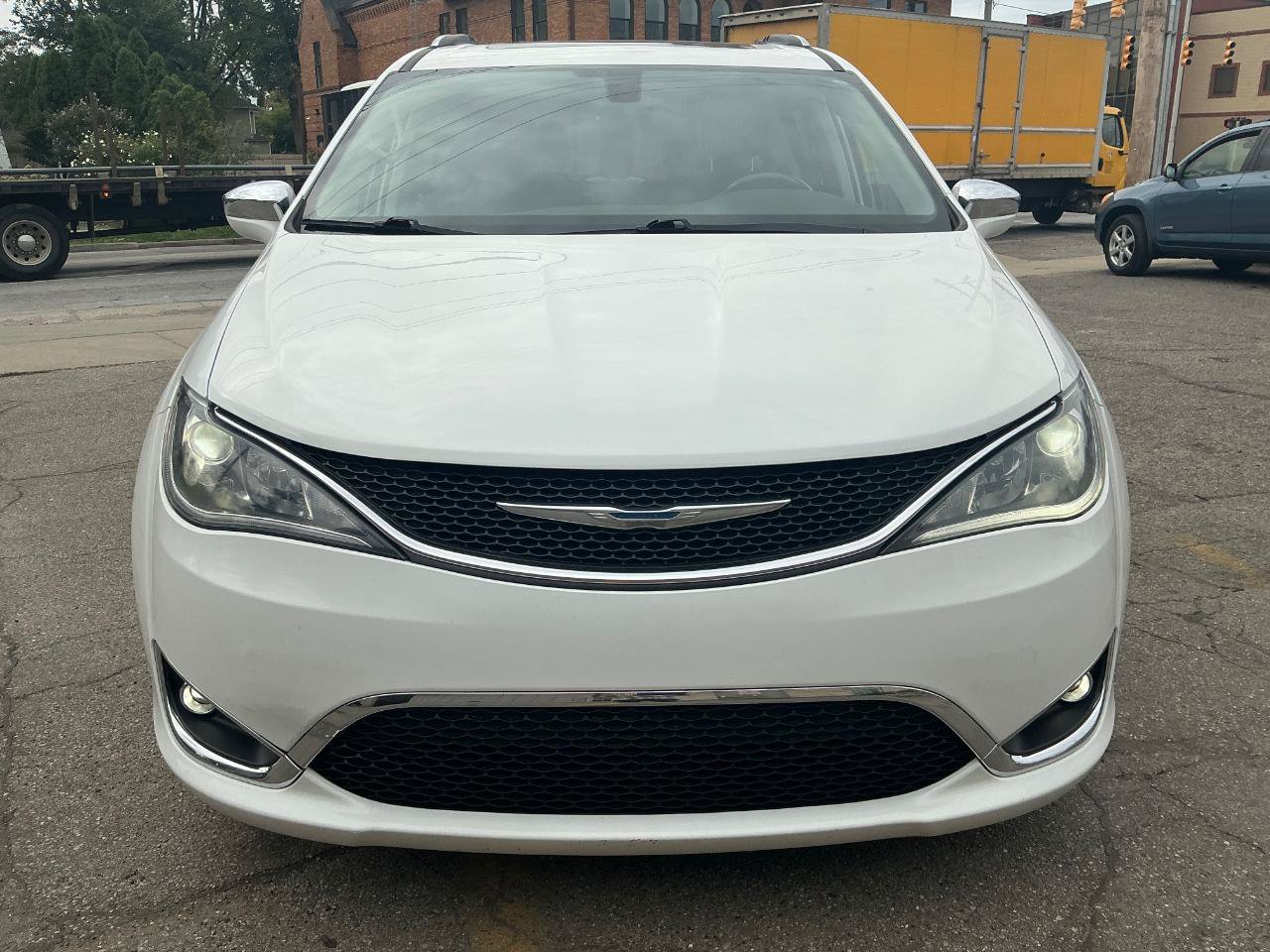 Used 2018 Chrysler Pacifica Limited FWD image 9