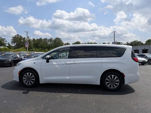 Used 2023 Chrysler Pacifica Touring-L FWD image 6