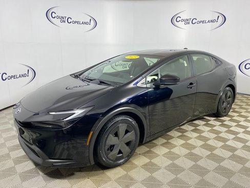 Used 2023 Toyota Prius LE image 3