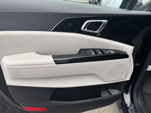 Used 2023 Kia Carnival EX image 15