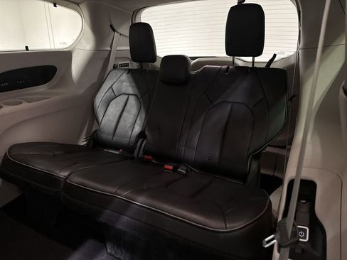 Used 2018 Chrysler Pacifica Limited image 25