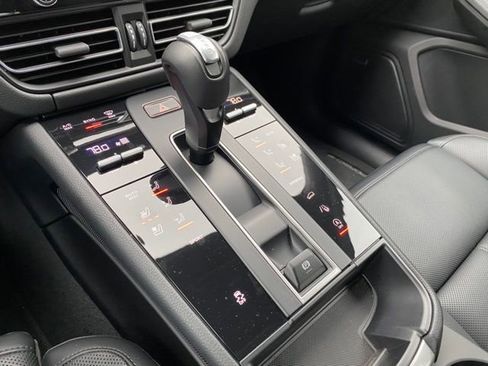 Certified 2024 Porsche Macan image 12