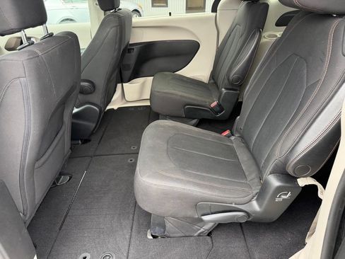 Used 2017 Chrysler Pacifica Touring Plus w/ Tire & Wheel Group FWD image 16