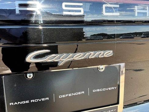Used 2023 Porsche Cayenne Platinum Edition image 32
