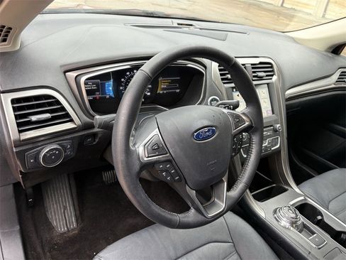 Used 2017 Ford Fusion SE w/ Fusion SE Technology Package image 11