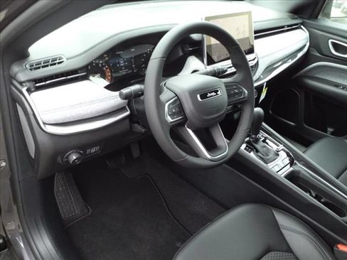 Used 2024 Jeep Compass Latitude AWD/4WD image 6