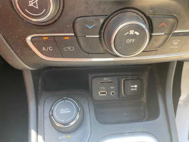 Used 2015 Jeep Cherokee Latitude w/ Trailer Tow Group AWD/4WD image 19
