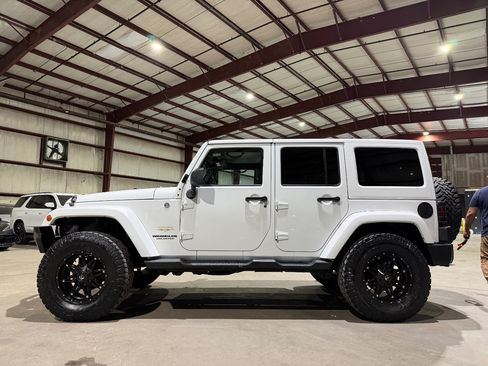 Used 2014 Jeep Wrangler Unlimited Sahara w/ Connectivity Group AWD/4WD image 8