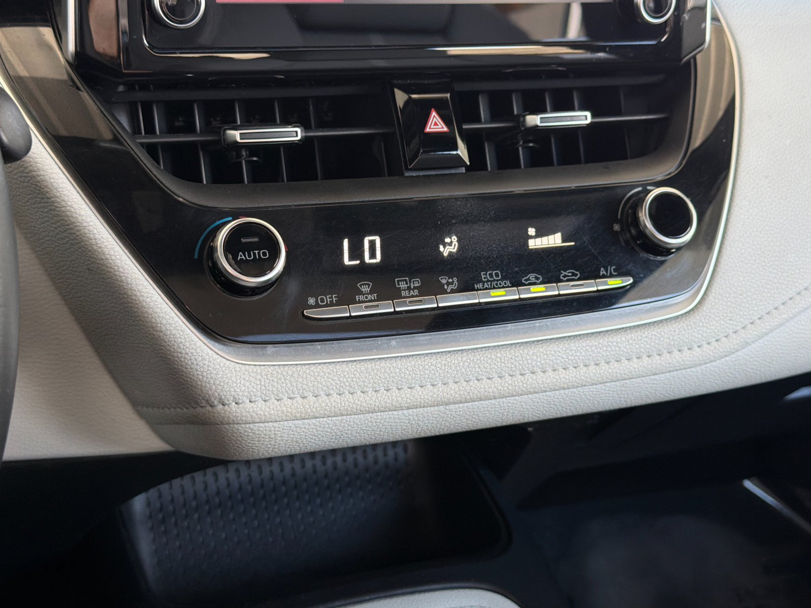 Used 2020 Toyota Corolla SE w/ SE Premium Package FWD image 18