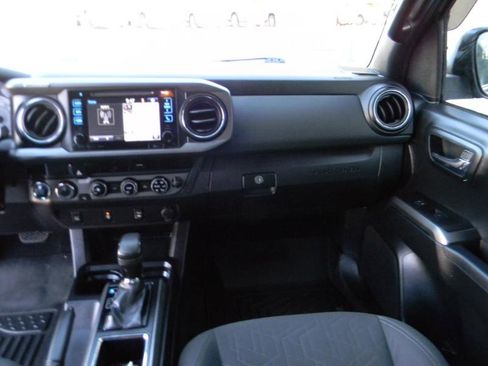 Used 2017 Toyota Tacoma TRD Off-Road image 17