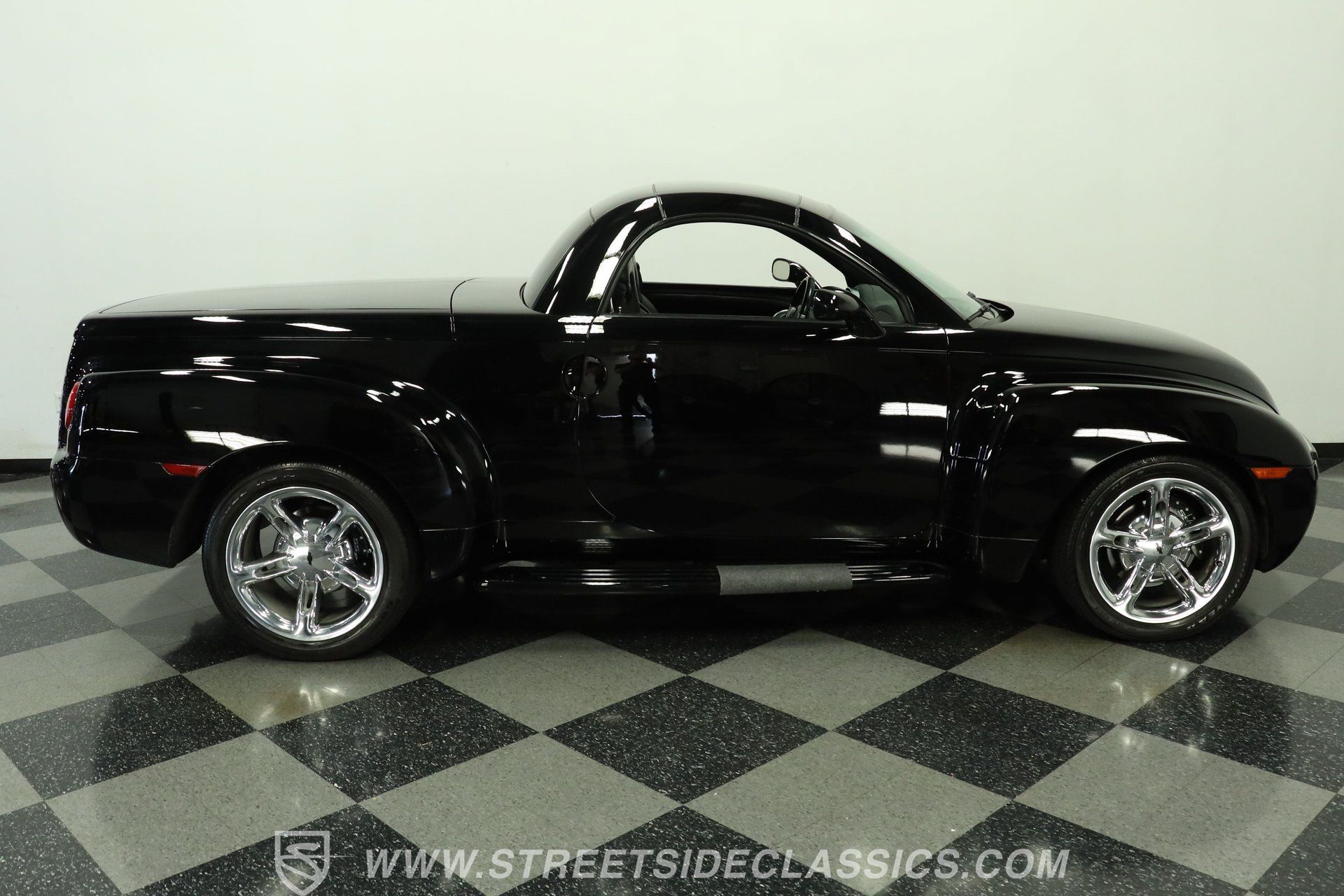 Used 2004 Chevrolet SSR w/ Preferred Equipment Group RWD image 13