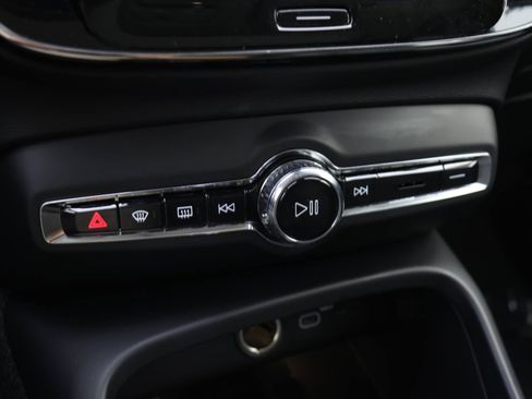 Certified 2025 Volvo XC40 B5 Plus w/ Protection Package Premier image 10