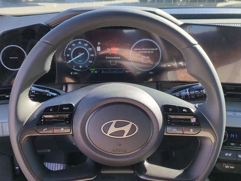 Certified 2025 Hyundai Elantra Limited image 18