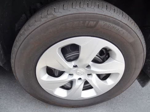 Used 2025 Toyota RAV4 LE AWD/4WD image 14