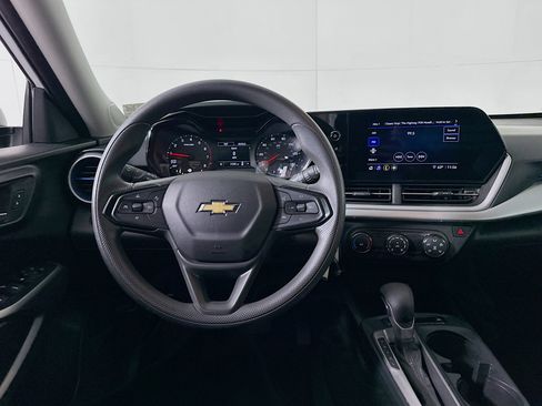 Used 2025 Chevrolet Trax LS image 17