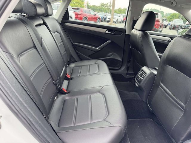 Used 2022 Volkswagen Passat 2.0T SE FWD image 11
