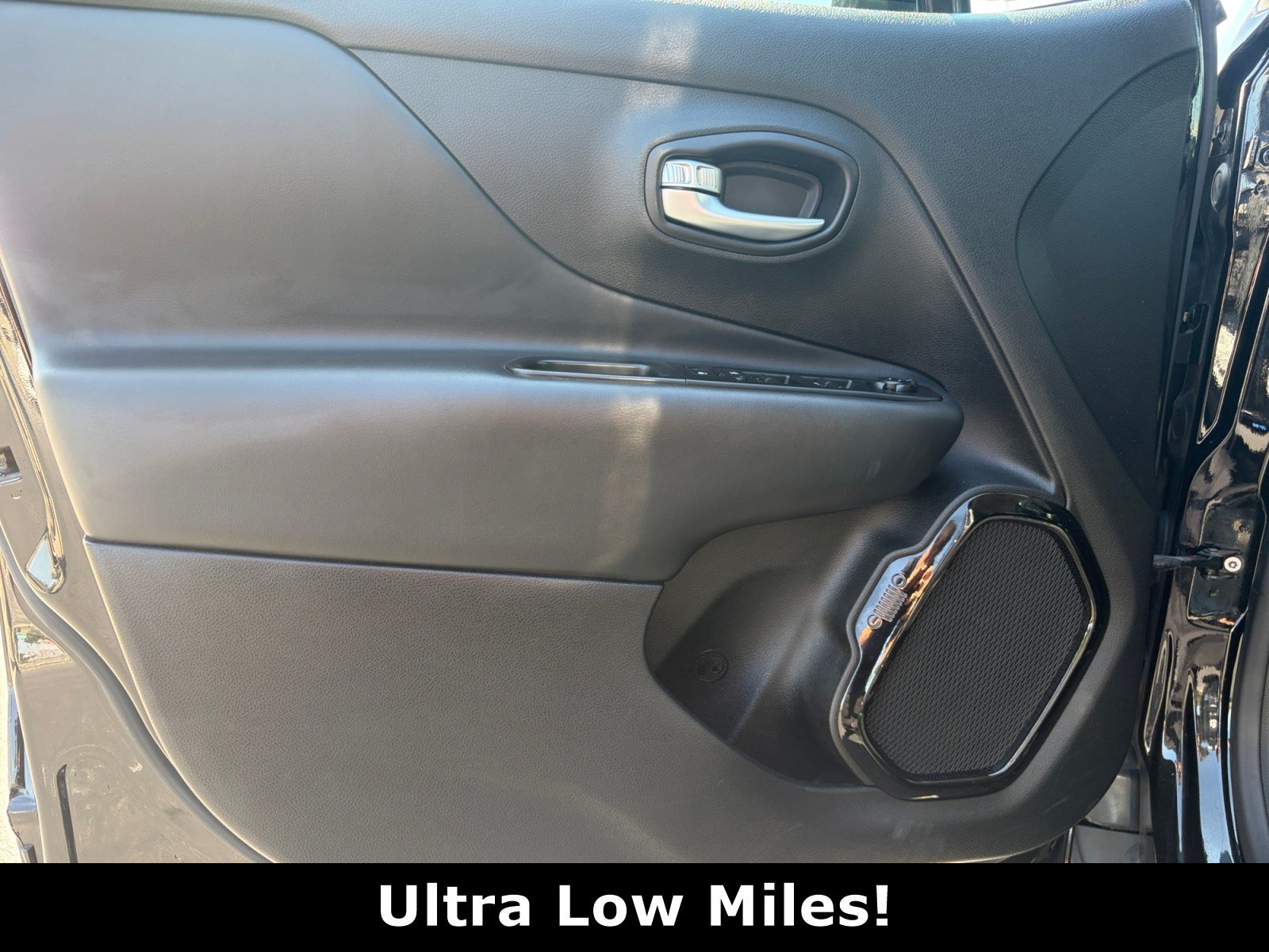 Used 2017 Jeep Renegade Altitude AWD/4WD image 14